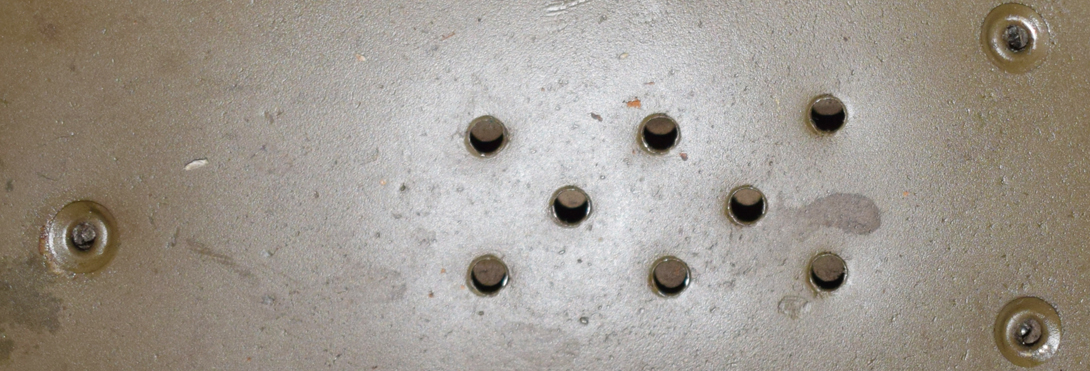 Trous d'aération, et cimier fixé à l'aide de rivets tubulaires. Trous d'aération, et cimier fixé à l'aide de rivets tubulaires.