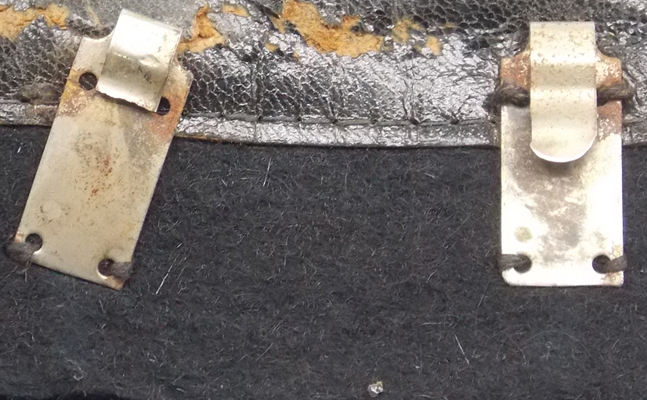 Agrafes fixées par paire. Agrafes fixées par paire.