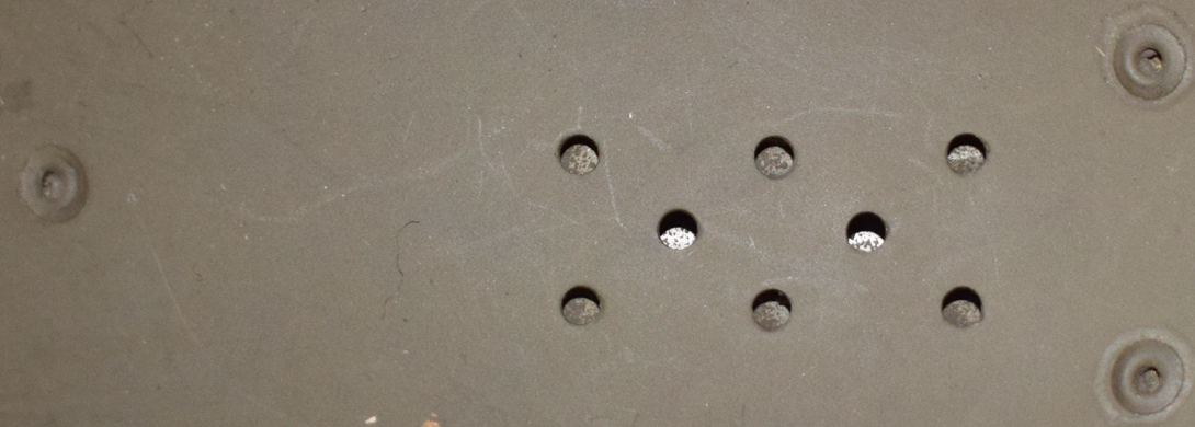 Trous d'aération, et cimier fixé à l'aide de rivets tubulaires. Trous d'aération, et cimier fixé à l'aide de rivets tubulaires.
