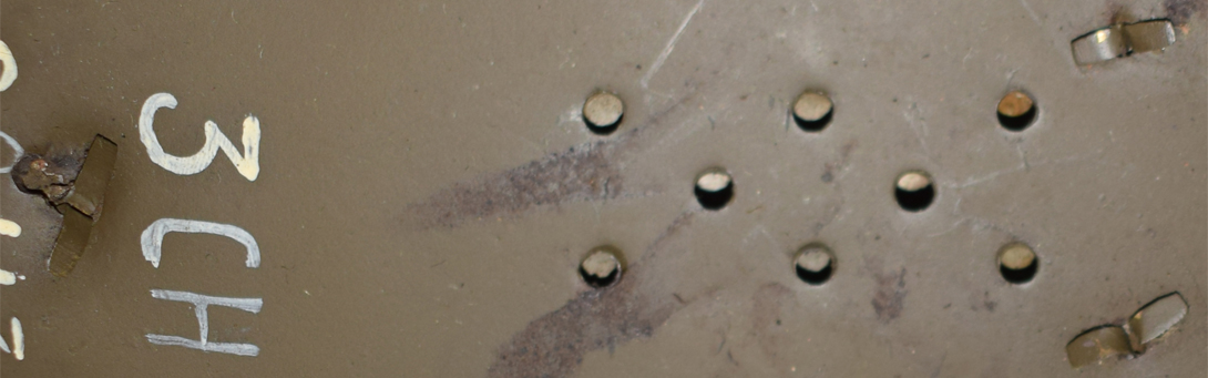 Trous d'aération, et cimier fixé à l'aide de rivet fendus (réparation, notez le reperçage à l'avant). Trous d'aération, et cimier fixé à l'aide de rivet fendus (réparation, notez le reperçage à l'avant).