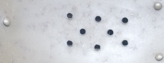 Huit trous d'aération et rivets à tête ronde. Huit trous d'aération et rivets à tête ronde.