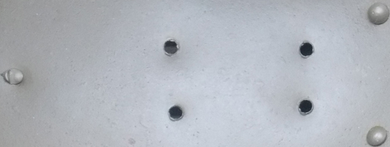 Quatre trous d'aération et rivets à tête ronde. Quatre trous d'aération et rivets à tête ronde.