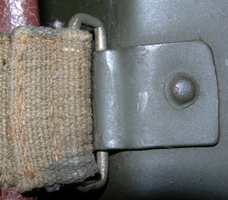 Boucle fixe et fourreau de jugulaire. Fixation du cerclage et de la coiffe.