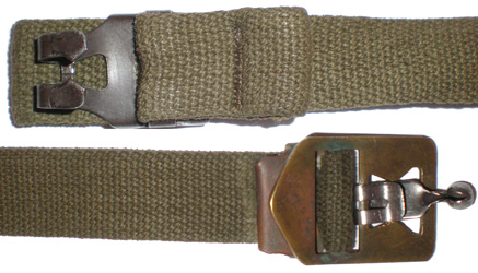 Jugulaire pour casque destiné à l'armée.