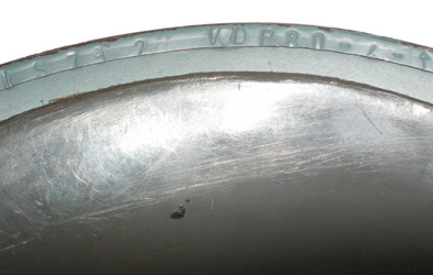 Marquage estampé sur le jonc du casque lourd.