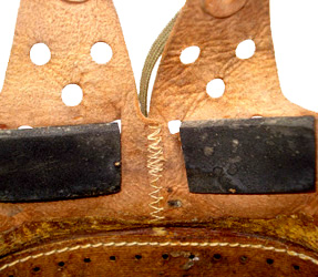 Des lamelles en mousse sont collées sur l'envers. Des lamelles en mousse sont collées sur l'envers.