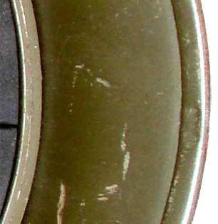 Bordure retournée vers le dessous. Bordure retournée vers le dessous.