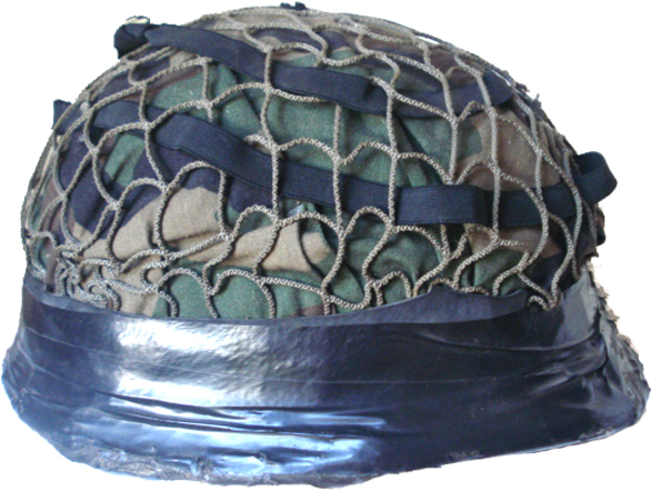 Couvre-casque, filet et ruban adhésif. Couvre-casque, filet et ruban adhésif.