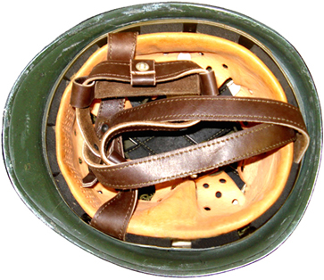 Aménagement intérieur avec jugulaire en cuir marron clair. Aménagement intérieur avec jugulaire en cuir marron clair.