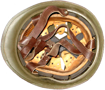 Aménagement intérieur avec jugulaire en cuir marron clair. Aménagement intérieur avec jugulaire en cuir marron clair.