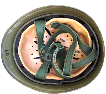 Coiffe sans perforations frontales et jugulaire en cuir vert épais. Coiffe sans perforations frontales et jugulaire en cuir vert épais.