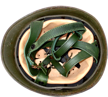 Coiffe sans perforations frontales et jugulaire en cuir vert épais. Coiffe sans perforations frontales et jugulaire en cuir vert épais.