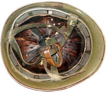 Mentonnière marron en rechange sur jugulaire d'origine. Mentonnière marron en rechange sur jugulaire d'origine.