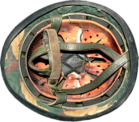 Jugulaire d'origine en cuir vert. Jugulaire d'origine en cuir vert.