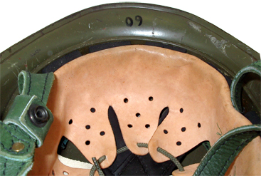 L'absence de perforations frontales est caractéristique. L'absence de perforations frontales est caractéristique.