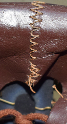 Détail couture jointure bande de cuir (X.B).