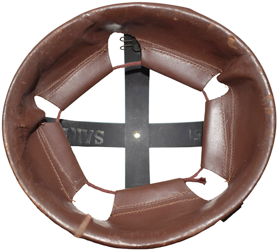 Coiffe en cuir montée sur armature en carton compressé.