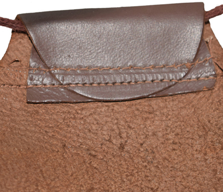 Fourreau de passage du lacet de coiffe.