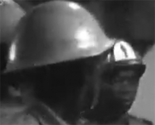 Image d'archive d'une potentielle utilisation de casque Mark III repeint en blanc au sein de force de l'ordre au Congo dans les années 60.