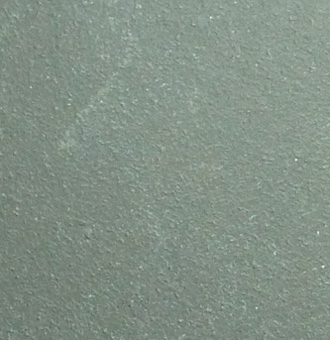 Peinture finement texturée.