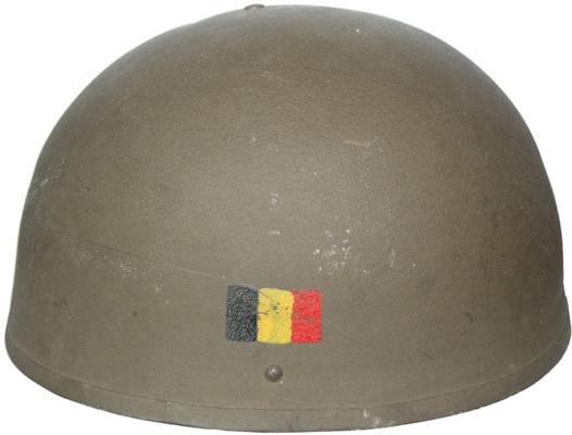 Bombe avec peinture granitée et insigne tricolore peint.