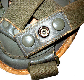 Sangle de serrage agrafée.