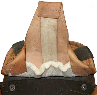 Patte de coiffe arrière.