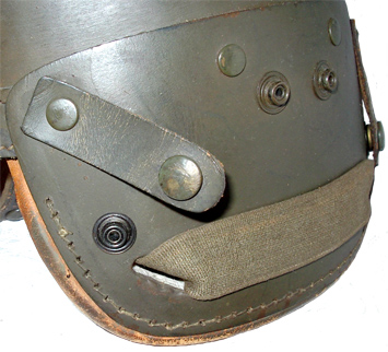 Garde-nuque, passant ouvert.