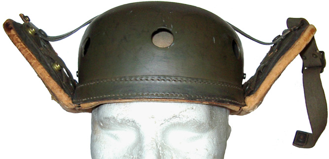 Utilisation de la sangle sommitale pour relever les bavolets.