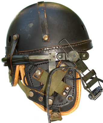 Casque du 2ème type utilisé avec un serre-tête H63/U et un micro articulé M6 A.