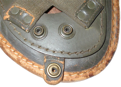 Bouton pression de fermeture (coté droit).