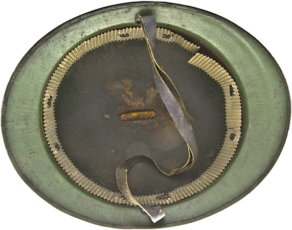 Intérieur de la bombe, quatre plaquettes ondulées et quatre double agrafes.