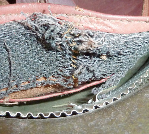 Détail double agrafe à fixer sur le bandeau en drap.