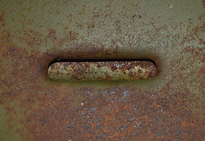 Orifice oblong d'aération.