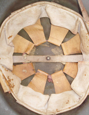 Coiffe cuir clair - anneau en caoutchouc absent.