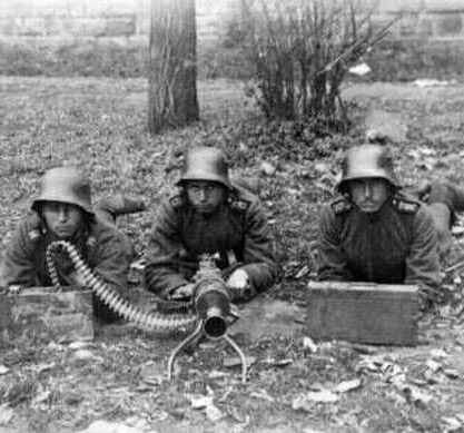 Casque Allemand modèle 16 reconditionné par l'armée Bulgare. Casque Allemand modèle 16 reconditionné par l'armée Bulgare.