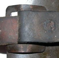 Passant de jugulaire. Passant de jugulaire.