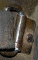 Passant de jugulaire. Passant de jugulaire.