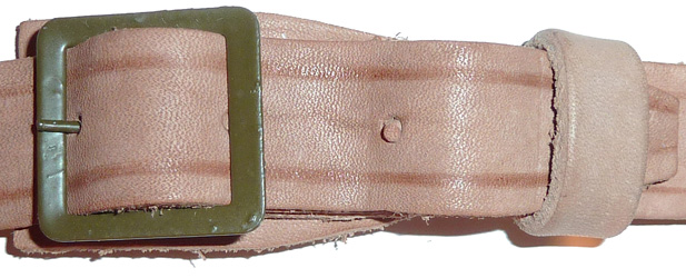 Jugulaire fixée. Jugulaire fixée.