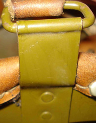 Passant de jugulaire. Passant de jugulaire.