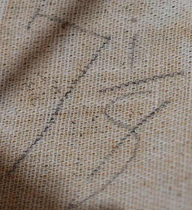 Inscription taille au crayon.