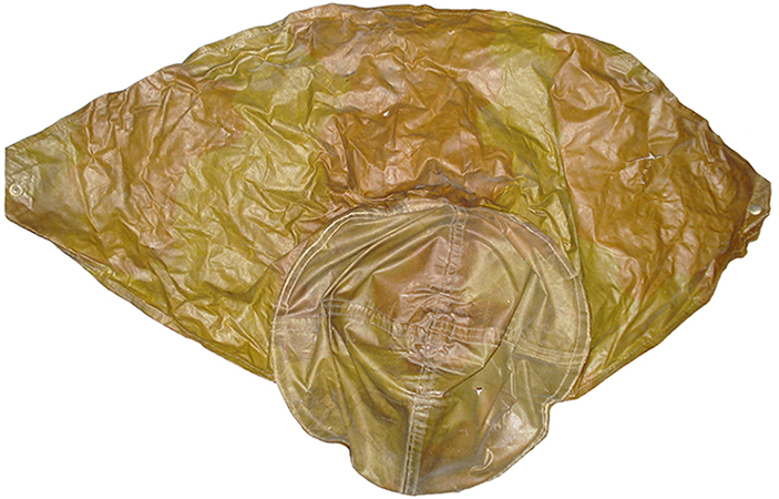 Vue bavolet à plat. Vue bavolet à plat.