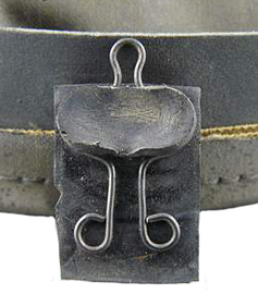 Maintien complété par une agrafe en laiton. Maintien complété par une agrafe en laiton.