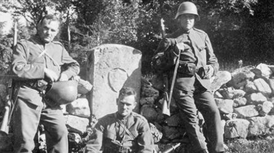 CP 214 à Vallorbe en 1942. Casque modèle 18/40.