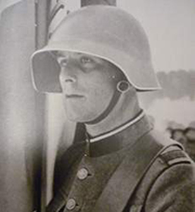 Photo prise en 1940. Casque modèle 18/40.