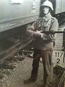 Garde dans une gare. Casque modèle 18/40.