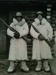 Tenue de garde en hiver. Casque modèle 18/40.