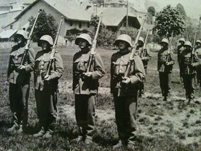 CP 214 à Vallorbe. Casque modèle 18/40.