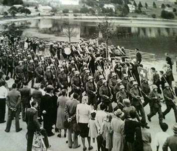 Défilé en 1939. Casque modèle 18/40.