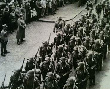 Défilé en 1939. Casque modèle 18/40.